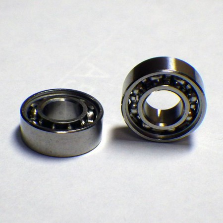 A Perfect Sphere、完全なる球体です。 ボールベアリングの精度にこだわり、ストレスフリーへ！ その為の選択がスチールボールベアリングであり、言わばレーシングパーツの様に淡水使用を前提とし性能を追求しました。 体感してください、ライトウエイトルアーの低弾道ピッチング、フルキャスティング時の静寂な回転音、重力さえも支配できるかのような飛距離。